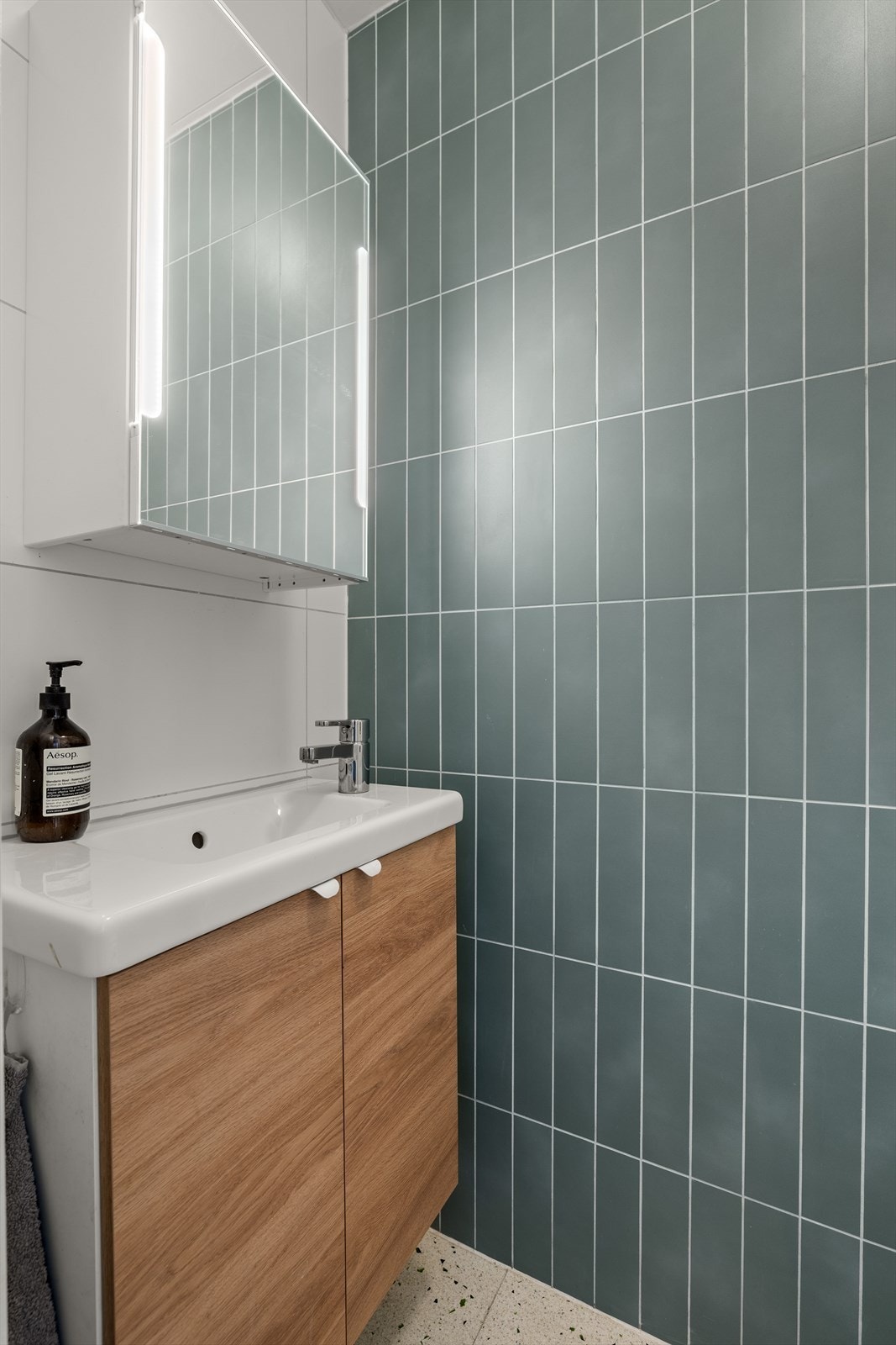 Praktiske løsninger som et WC i tilknytning til entréen er uvurderlige når man har små barn. Toalettrommet, som ble pusset opp i 2021, fremstår som både delikat og moderne. Galleribilde