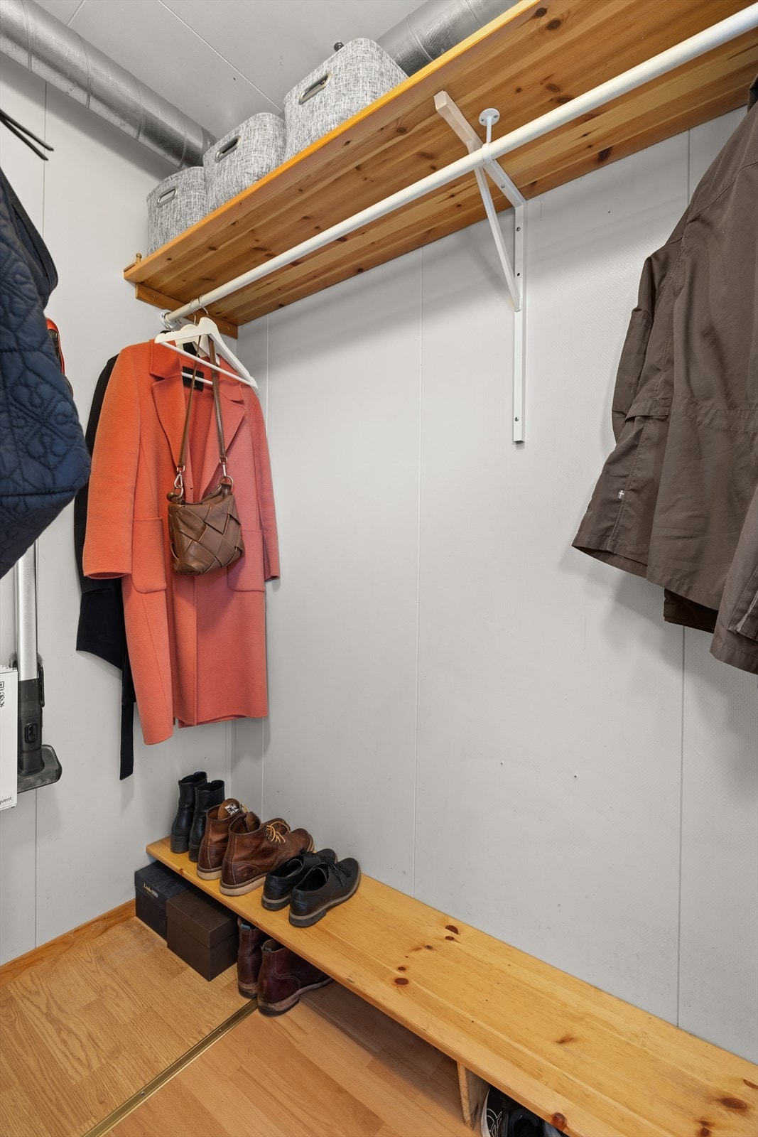 Tilliggende walk-in closet som har god plass til yttertøy og sko. Galleribilde