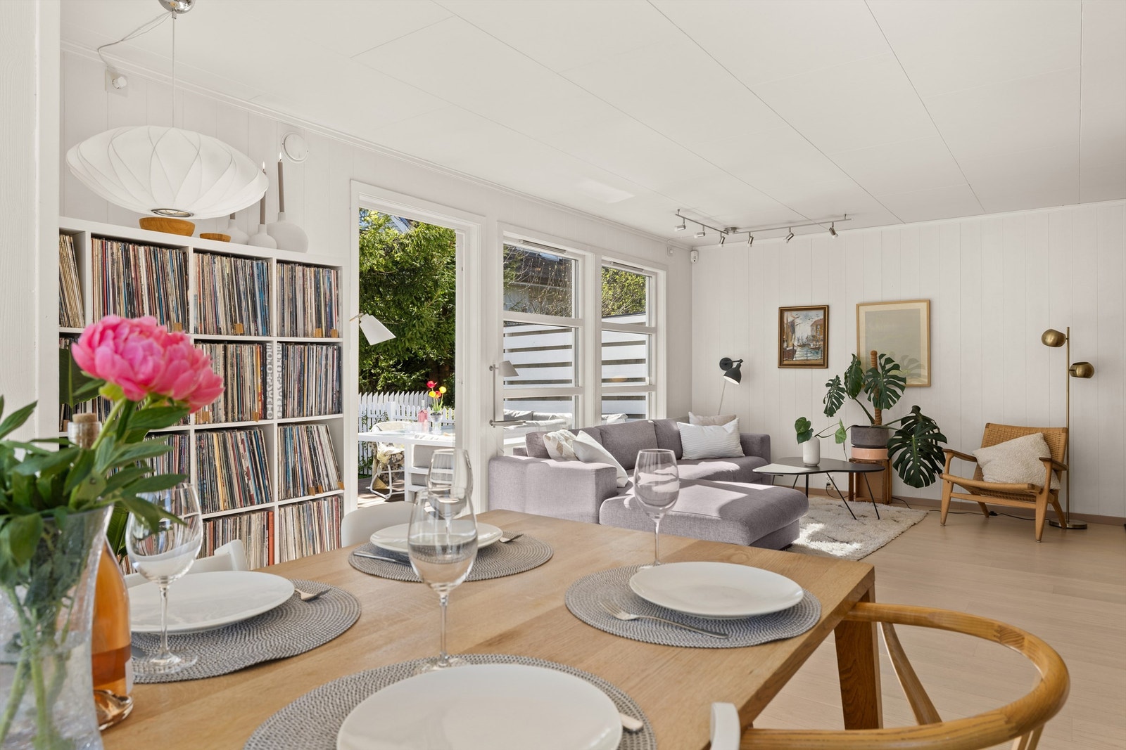 Det er rikelig med plass til en sofagruppe med tilhørende møblement og et stort spisebord som inviterer til sosialt samvær. Galleribilde