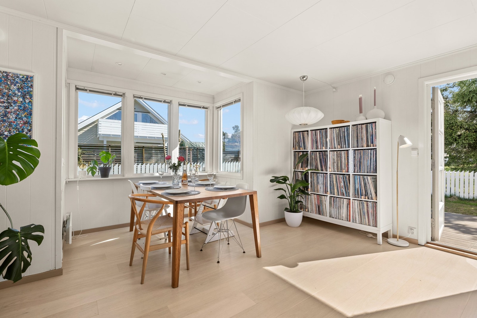 En-stavs parkett fra 2019 i stue, spisestue og kjøkken. Galleribilde