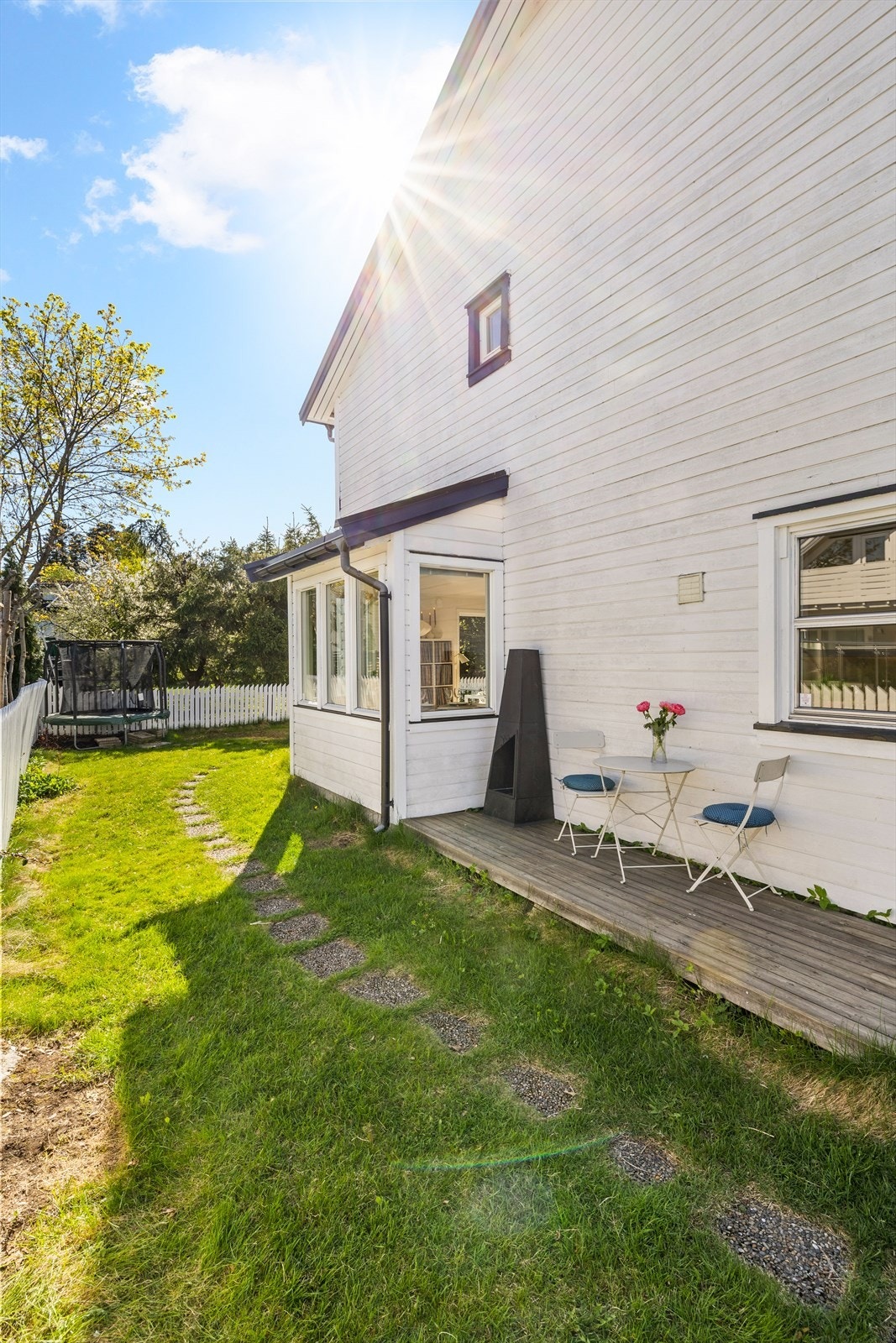Hele hagen er inngjerdet, og pent opparbeidet med gressplen, beplantning og terrasse. Her er det god plass til trampoline, ballspill, lek og moro for både små og store familiemedlemmer. Galleribilde