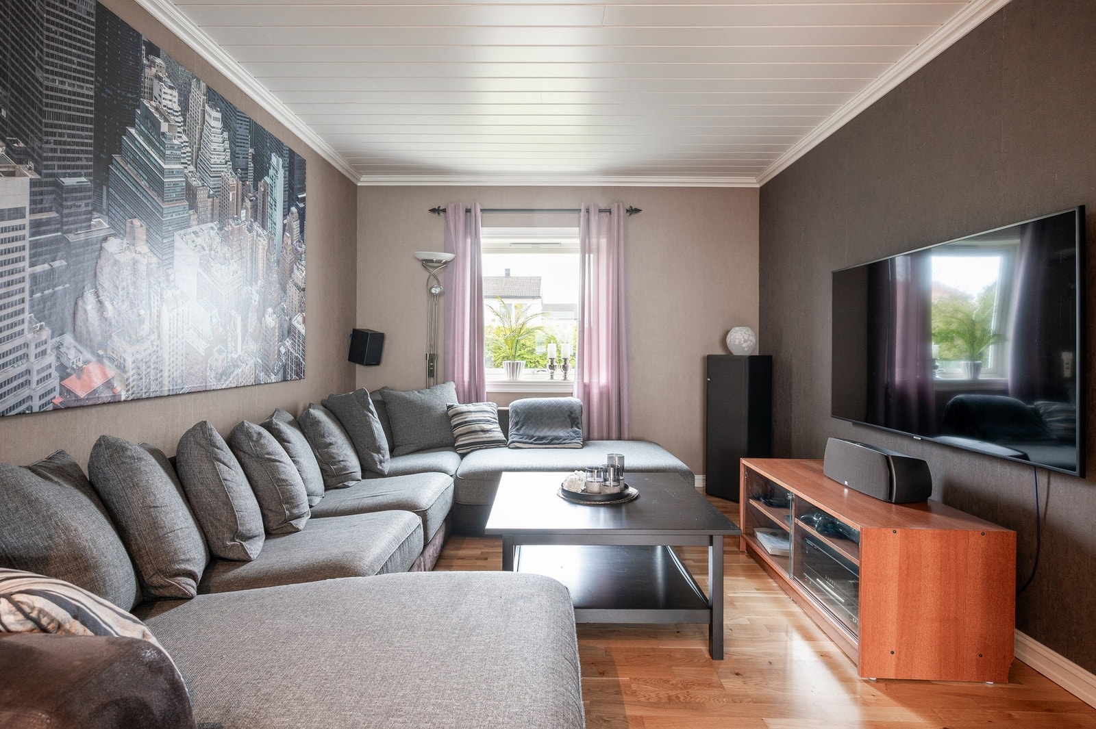 Denne delen av stuen er fin for TV-titting og avslapping. Galleribilde