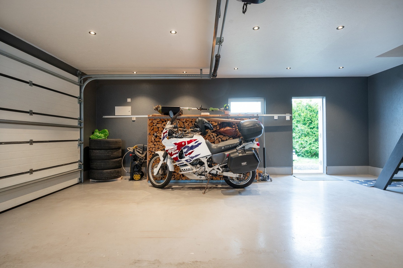 Det er både leddport og dør inn til garasjen. Galleribilde