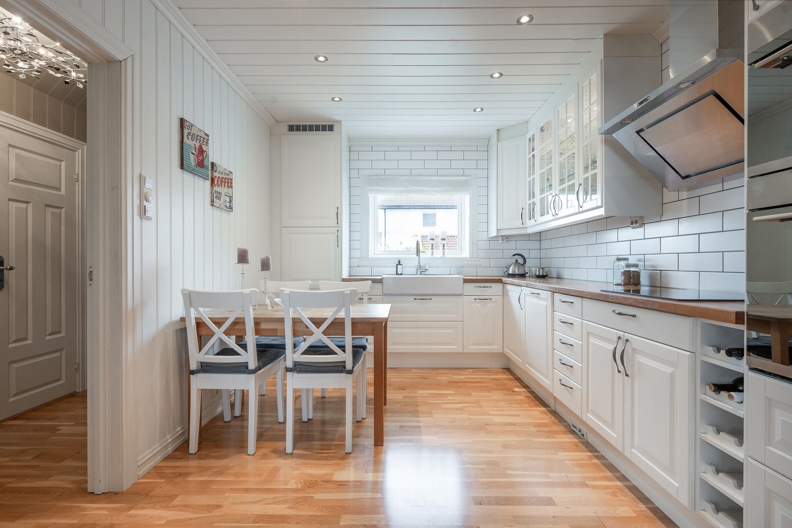 Kjøkkenet har profilerte fronter med mye skap- og benkeplass. Galleribilde