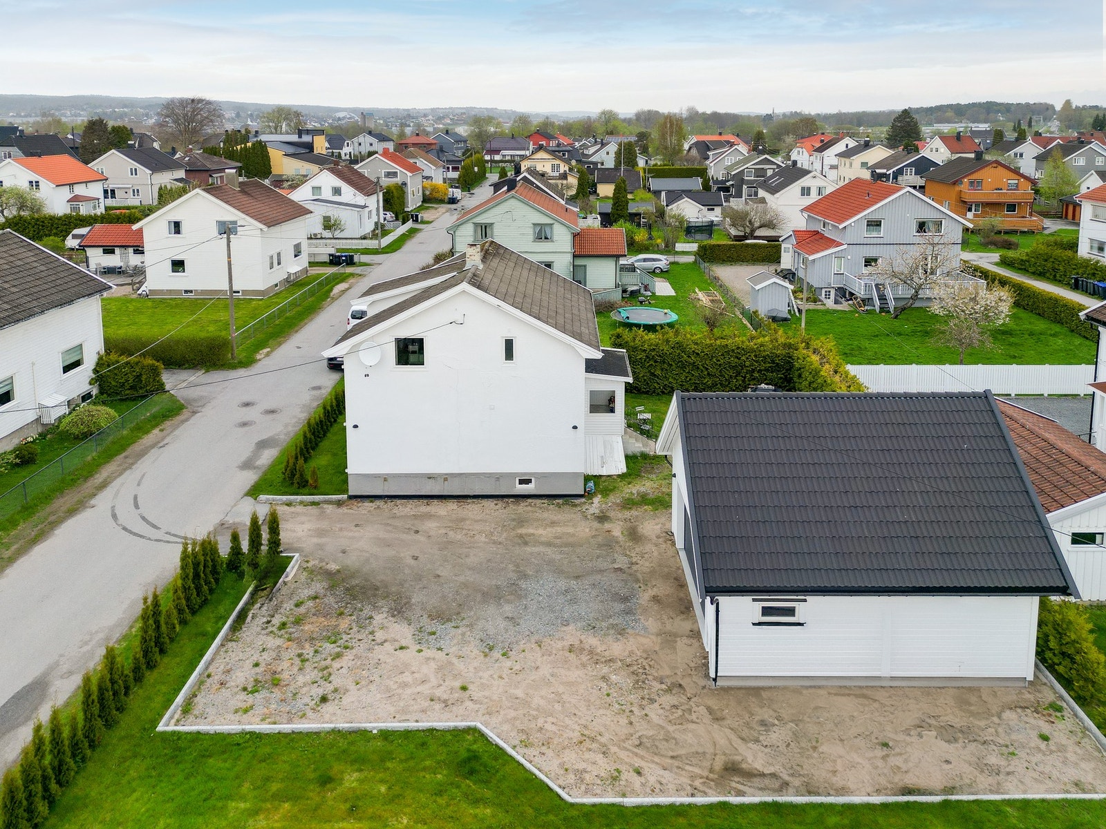 Like ved eiendommen går det hyppige bussforbindelser fra hovedveien til Fredrikstad og Sarpsborg sentrum. Galleribilde