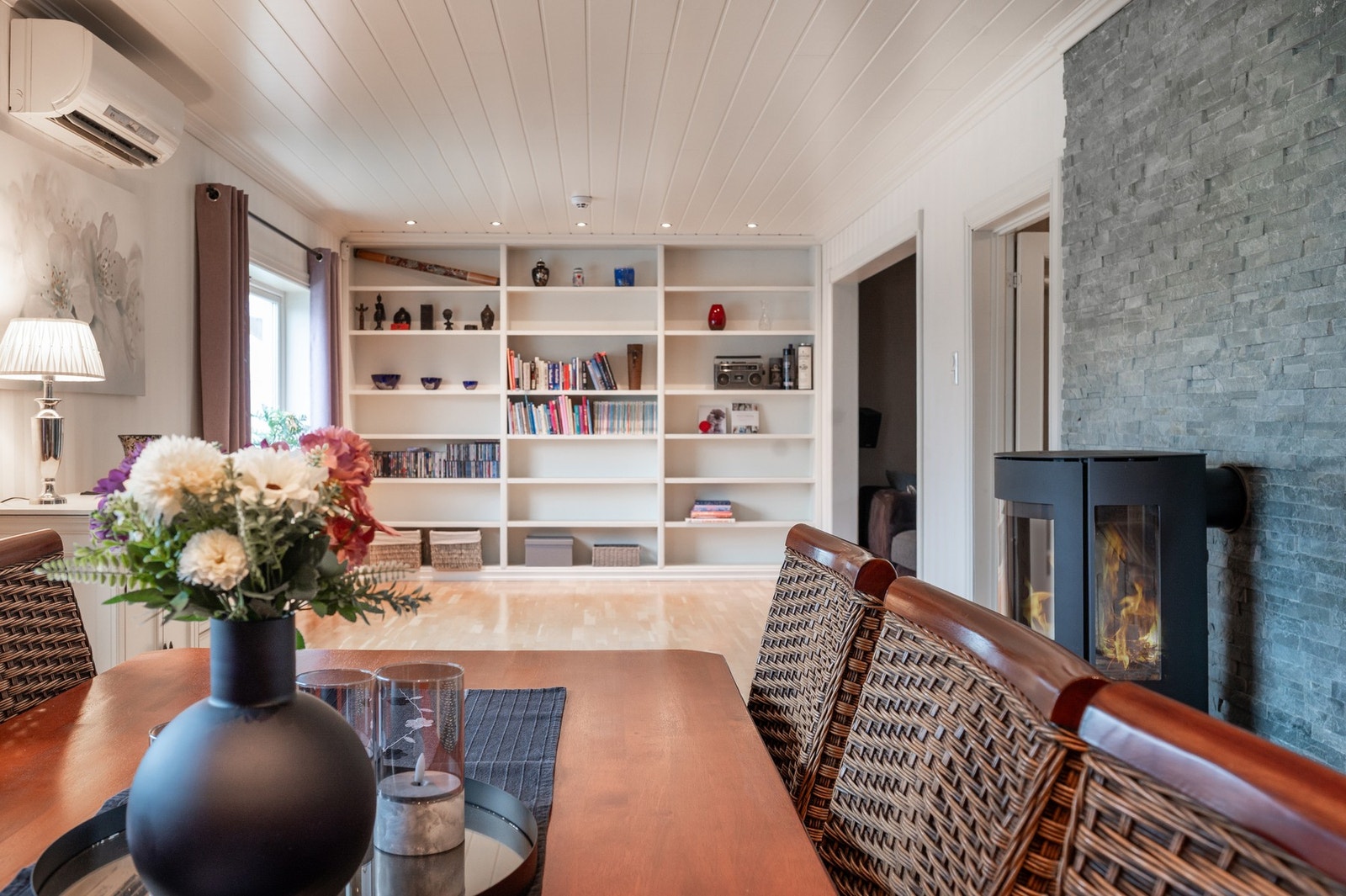 Boligen har en romslig stue- og spisestuedel. Galleribilde