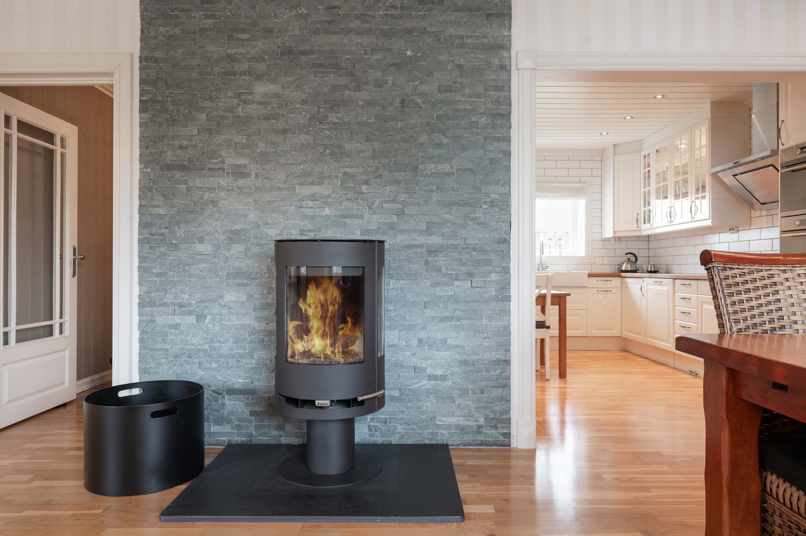 Boligen er oppvarmet med peis, varmepumpe og elektrisitet. Galleribilde