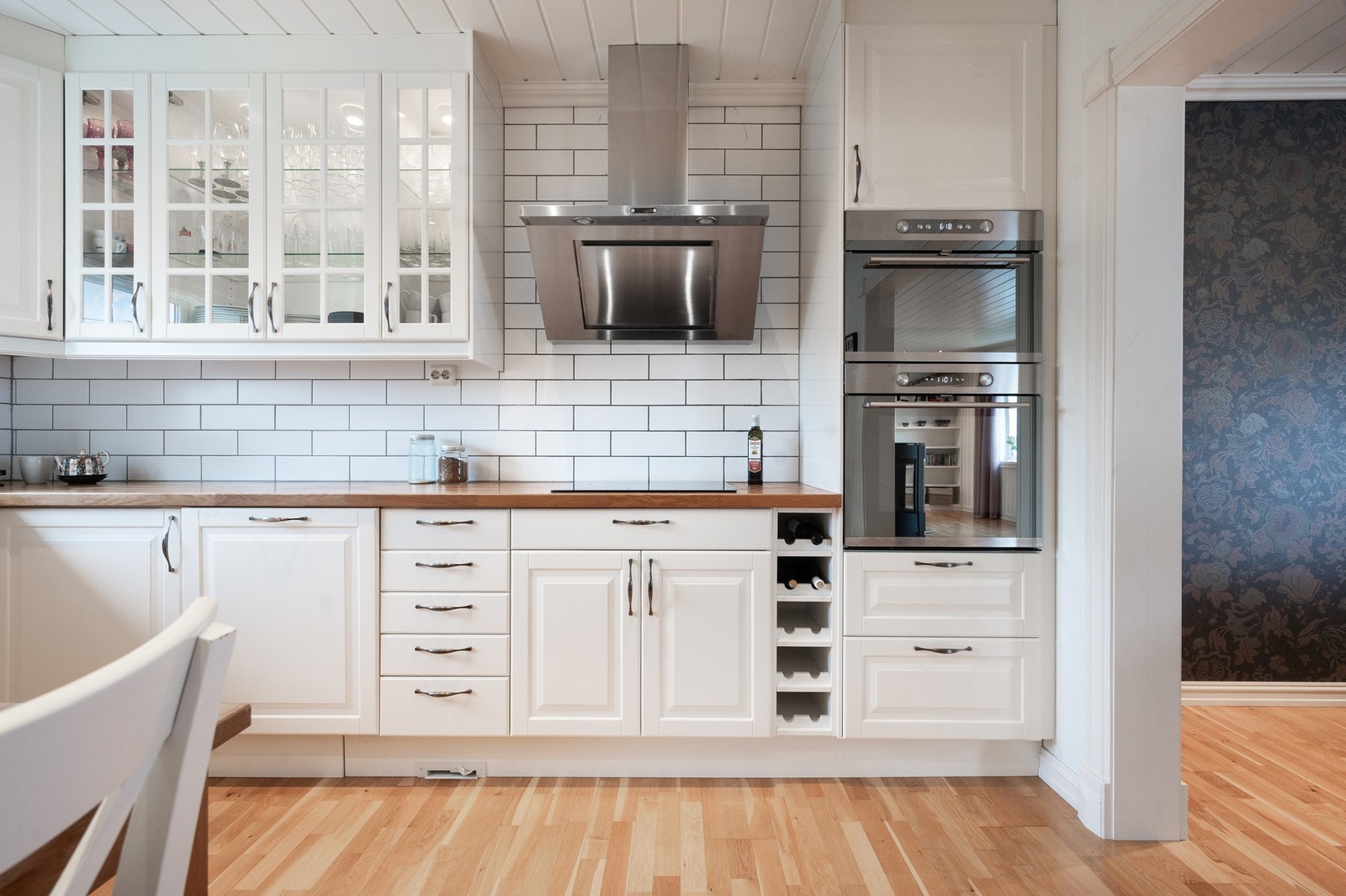 Innredningen inneholder integrert stekeovn, mikrobølgeovn, oppvaskmaskin og kjøleskap. Galleribilde