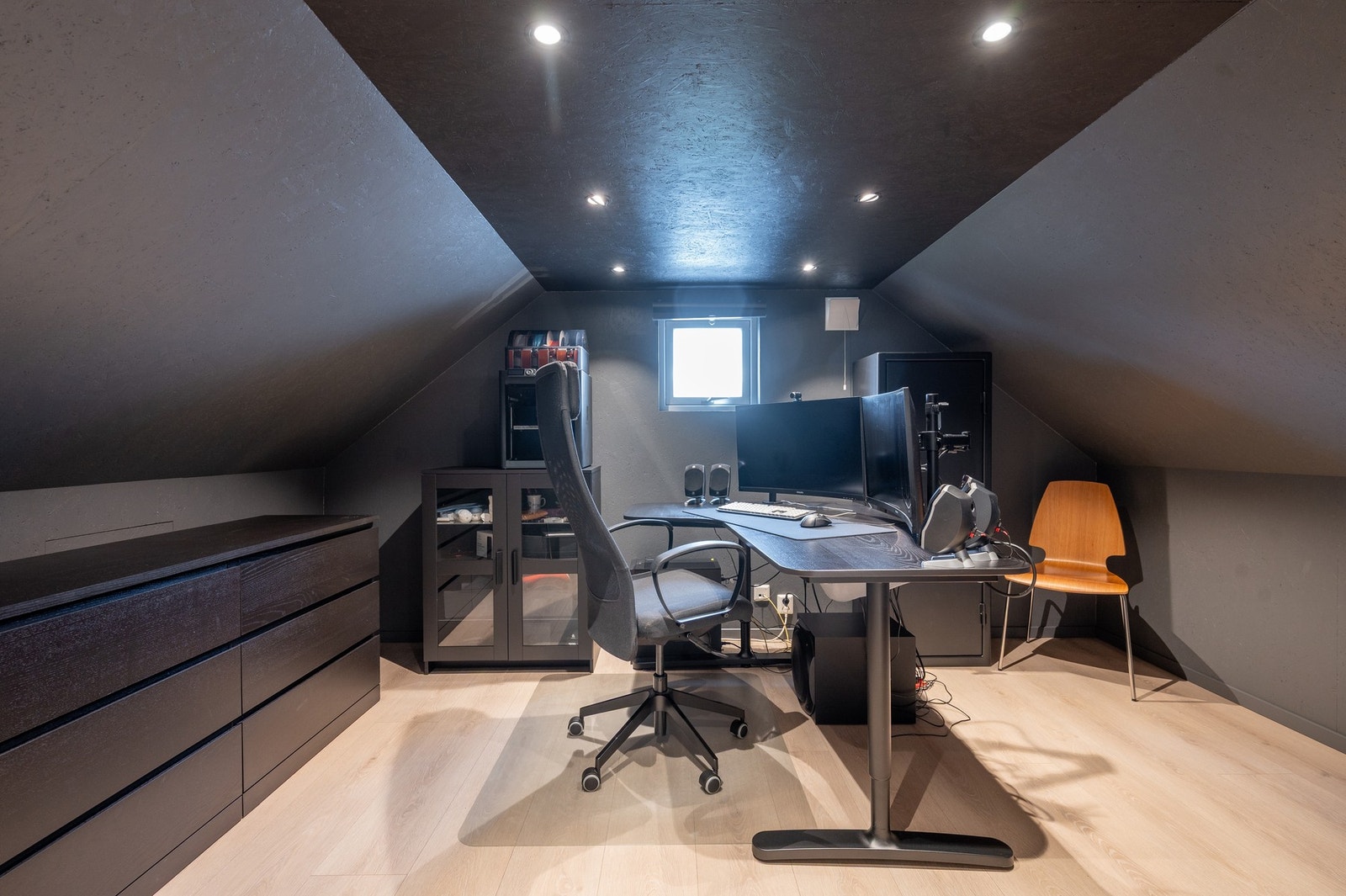 Loftet i garasjen er innredet som kontor. Galleribilde