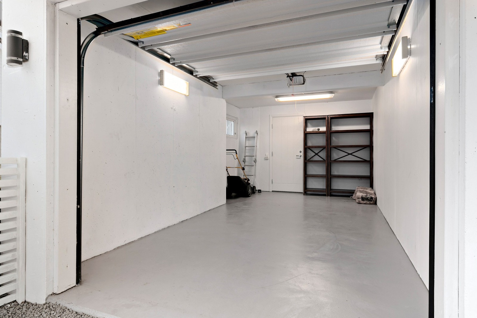 For en flott garasje! Legg merke til at man har låsbar dør til bod, vaskerom og videre inn i huset. Galleribilde