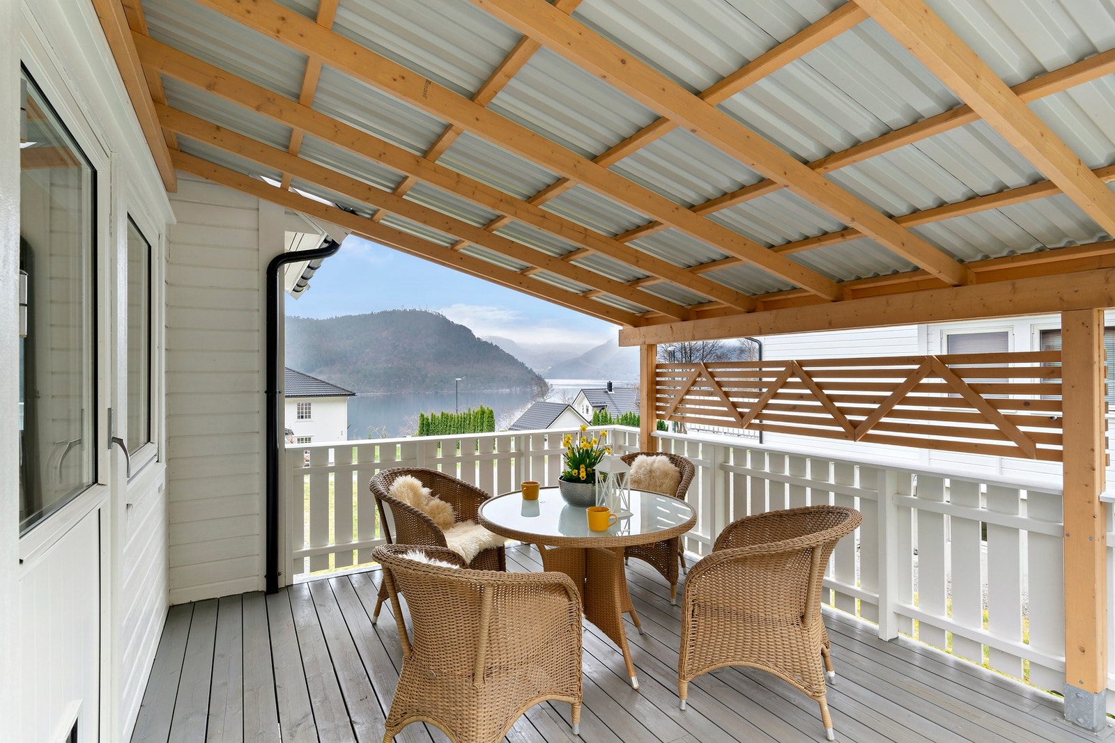 Lun og koselig veranda med overbygg som byr på høy trivselsfaktor Galleribilde