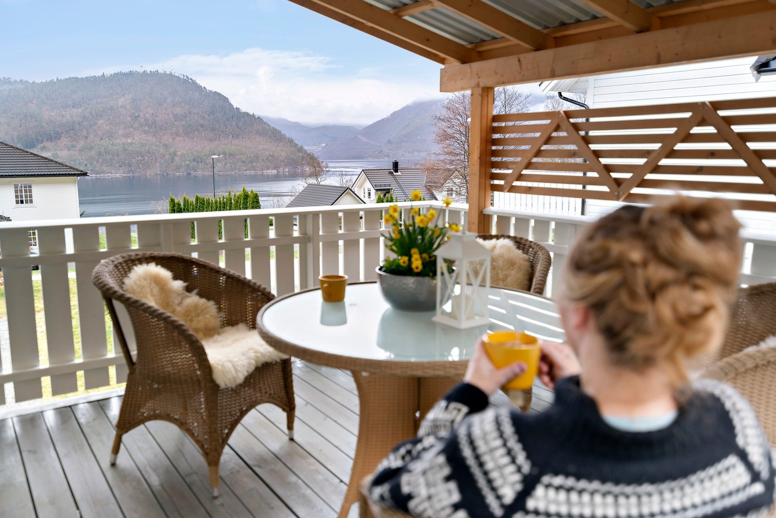 Med tilkomst direkte fra kjøkkenet kan man nyte både en kopp te og den flotte utsikten man har fra terrassen. Galleribilde