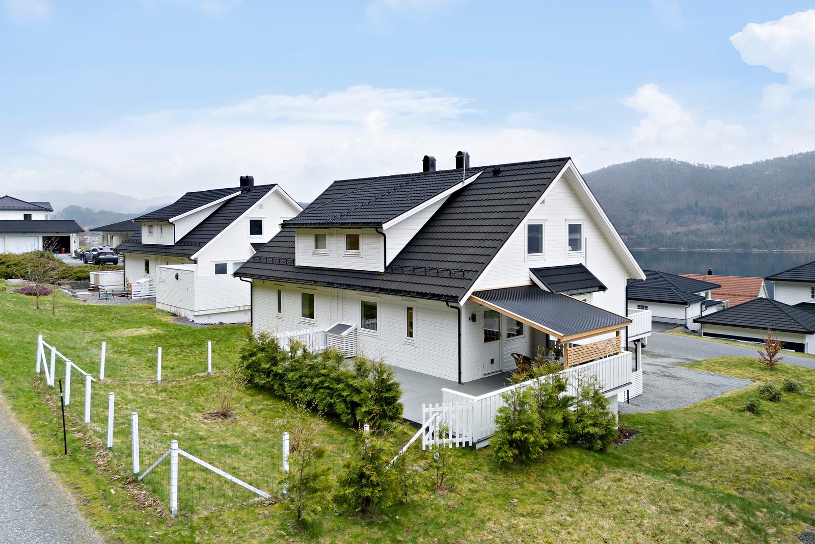 Grøntarealet mot nord er innegjerdet og beplantet Galleribilde