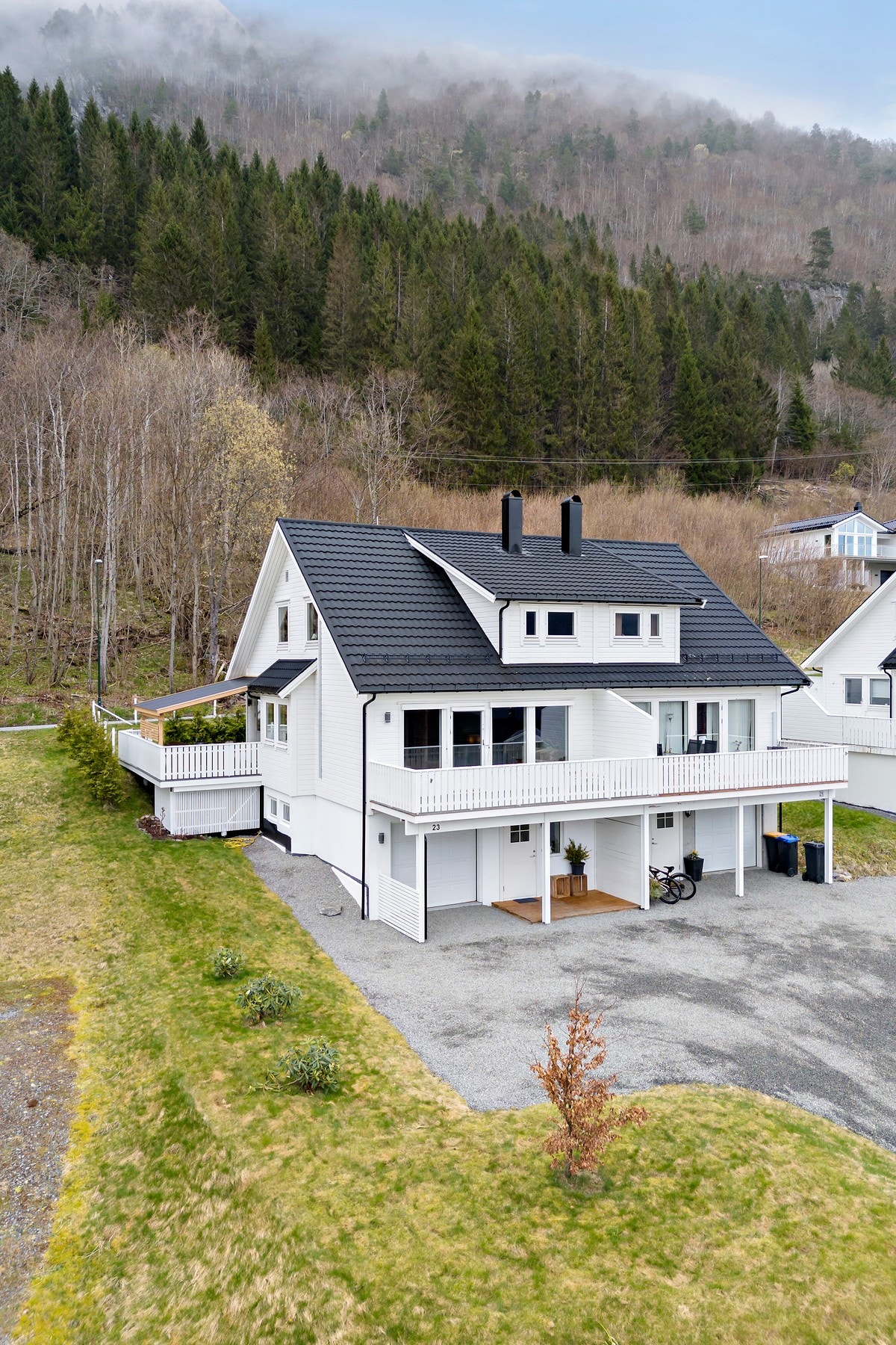 Martinusvegen 23 utgjør halvparten av denne flotte tomannsboligen. Og her får du en kjekk og hyggelig familie som nabo. Galleribilde