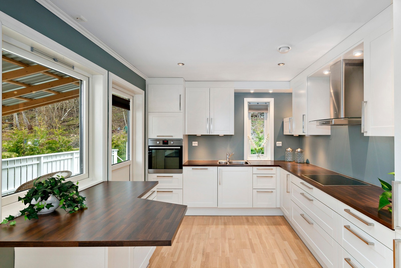 Kjøkkenet har takhøye fronter og helt nye spotter. Legg også merke til modulen ved vinduet som gir ekstra skap-og benkeplass. Galleribilde