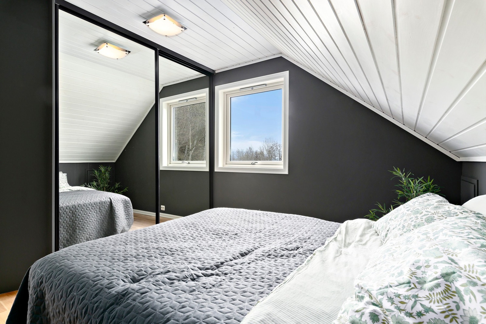 I loftsetasjen finner du 3 soverom, og på dette har man skyvedørsgarderobe med speilfronter og utsikt mot vest. God natt og sov godt. Galleribilde