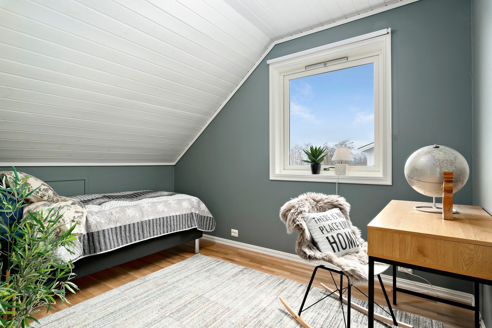 Gjennom hele boligen finner man behagelige fargevalg og boligen fremstår som godt ivaretatt og velholdt. Utsikt mot vest fra dette soverommet. Galleribilde