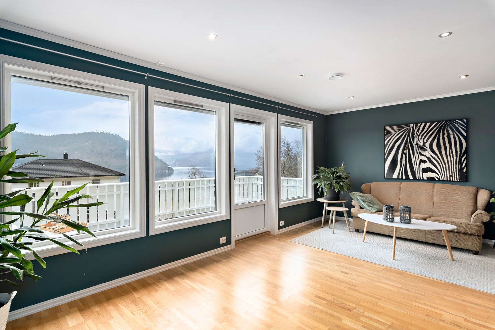 Boligen har behagelige og tidsriktige fargevalg som reflekterer omgivelsene. Utgang fra stue til sydvendt veranda. Galleribilde