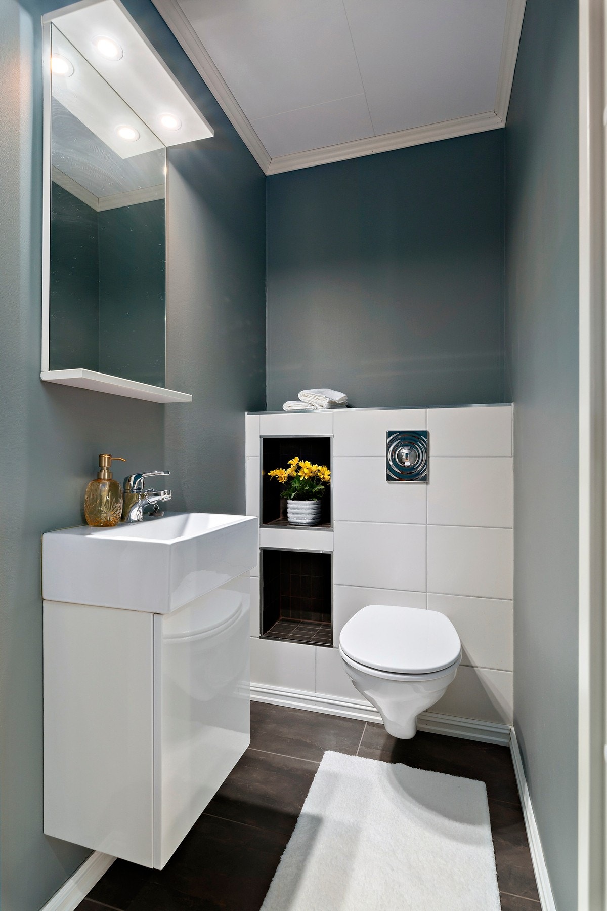 I hovedetasjen har man praktisk og pent toalettrom med vegghengt wc. Legg merke til den elegante nisjeløsningen. Galleribilde