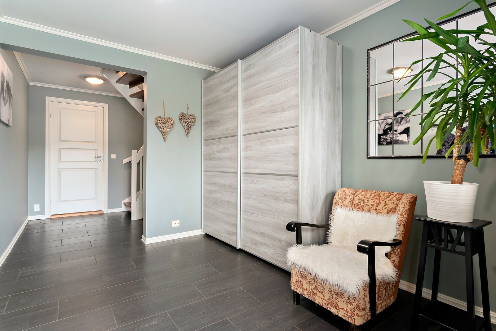 Velkommen inn til en romslig hall som har flislagte gulv og selvsagt med behagelig gulvarme fra varmekabler Galleribilde