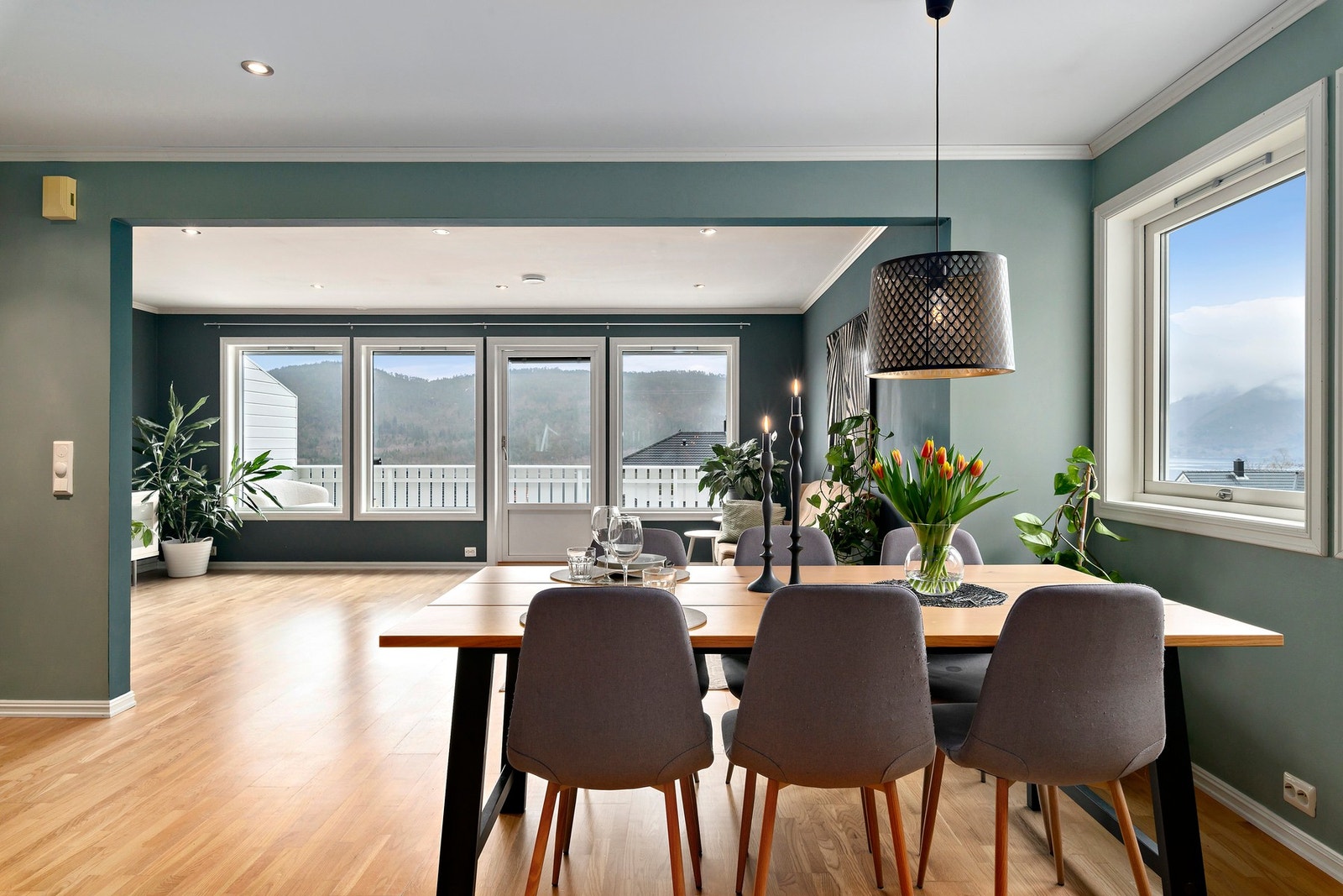 Boligen har høy trivselsfaktor, er pent ivaretatt og kan, om ønskelig, ha snarlig overtakelse Galleribilde