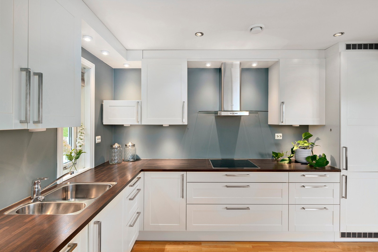 Du får selvsagt integrerte hvitevarer som induksjonstopp, oppvaskmaskin, komfyr og kjøl/fryseskap. Legg også merke til avtrekksvifte og ventilasjonsanlegg. Galleribilde