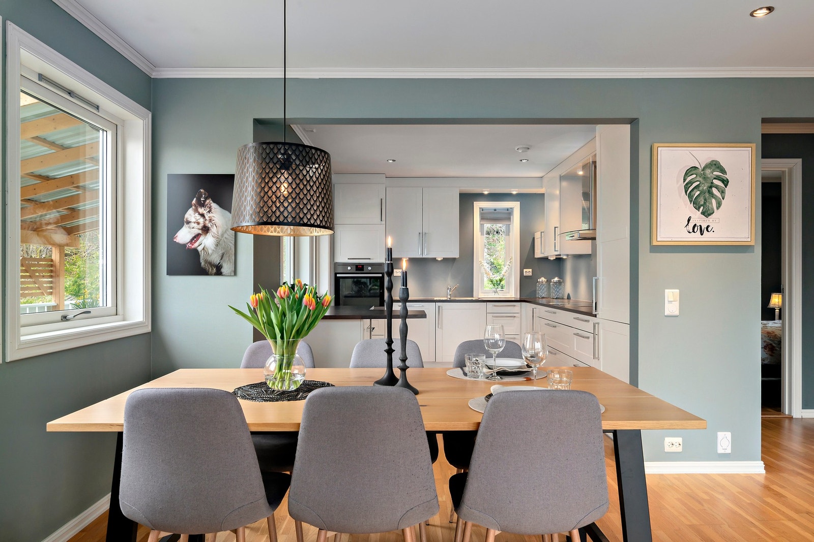 Nydelige nyanser og en praktisk planløsning med spiseplass i tilknytning til kjøkkenet Galleribilde