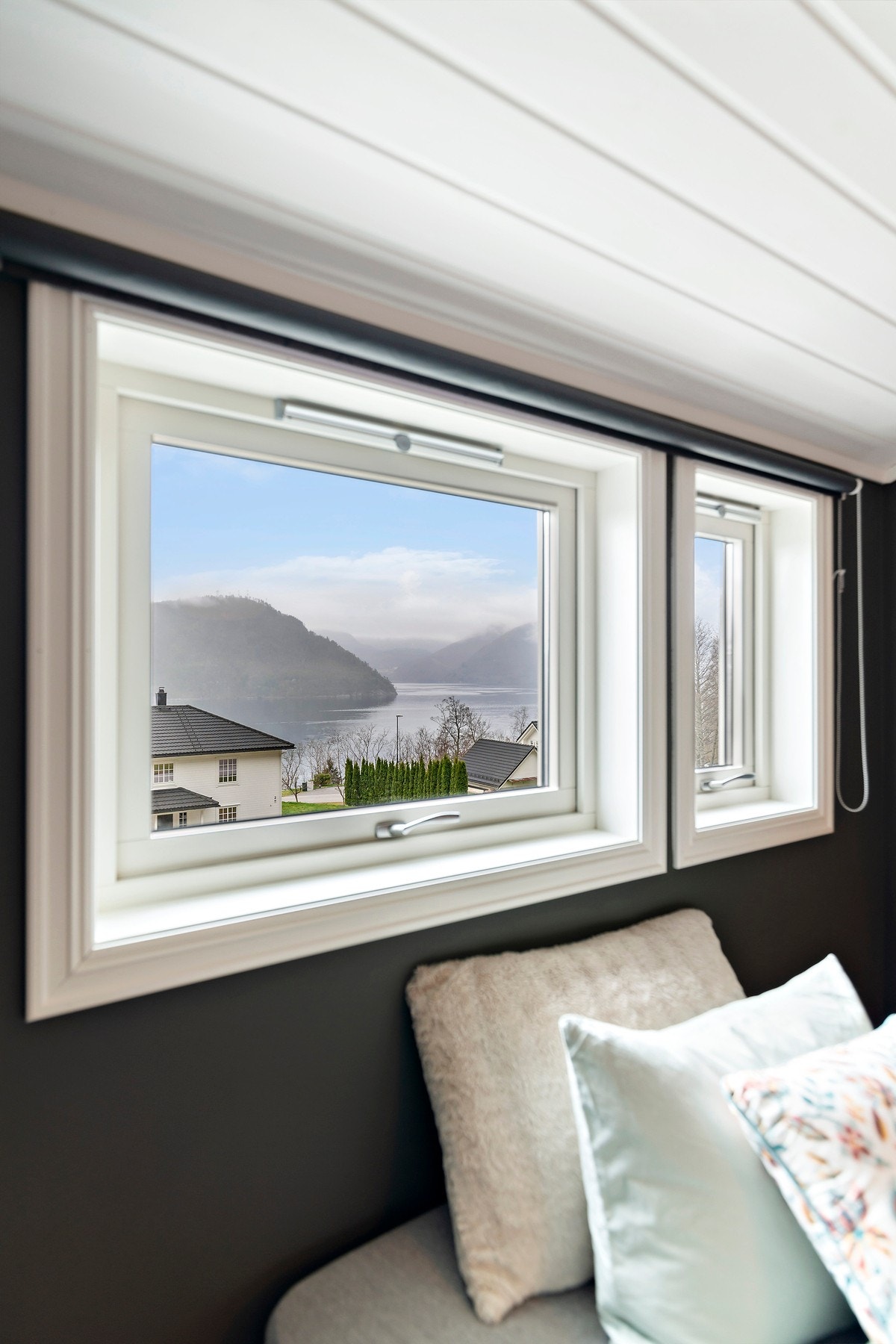 Den vakre utsikten er mot Gausneset og fjorden. Denne utsikten blir man mest sannsynlig ikke lei av. Galleribilde