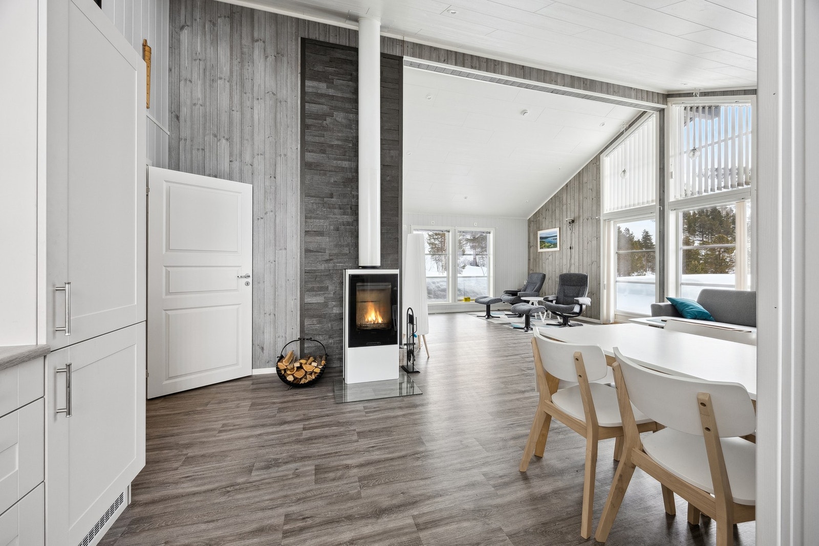 Fra gangen kommer man videre inn i stua Galleribilde