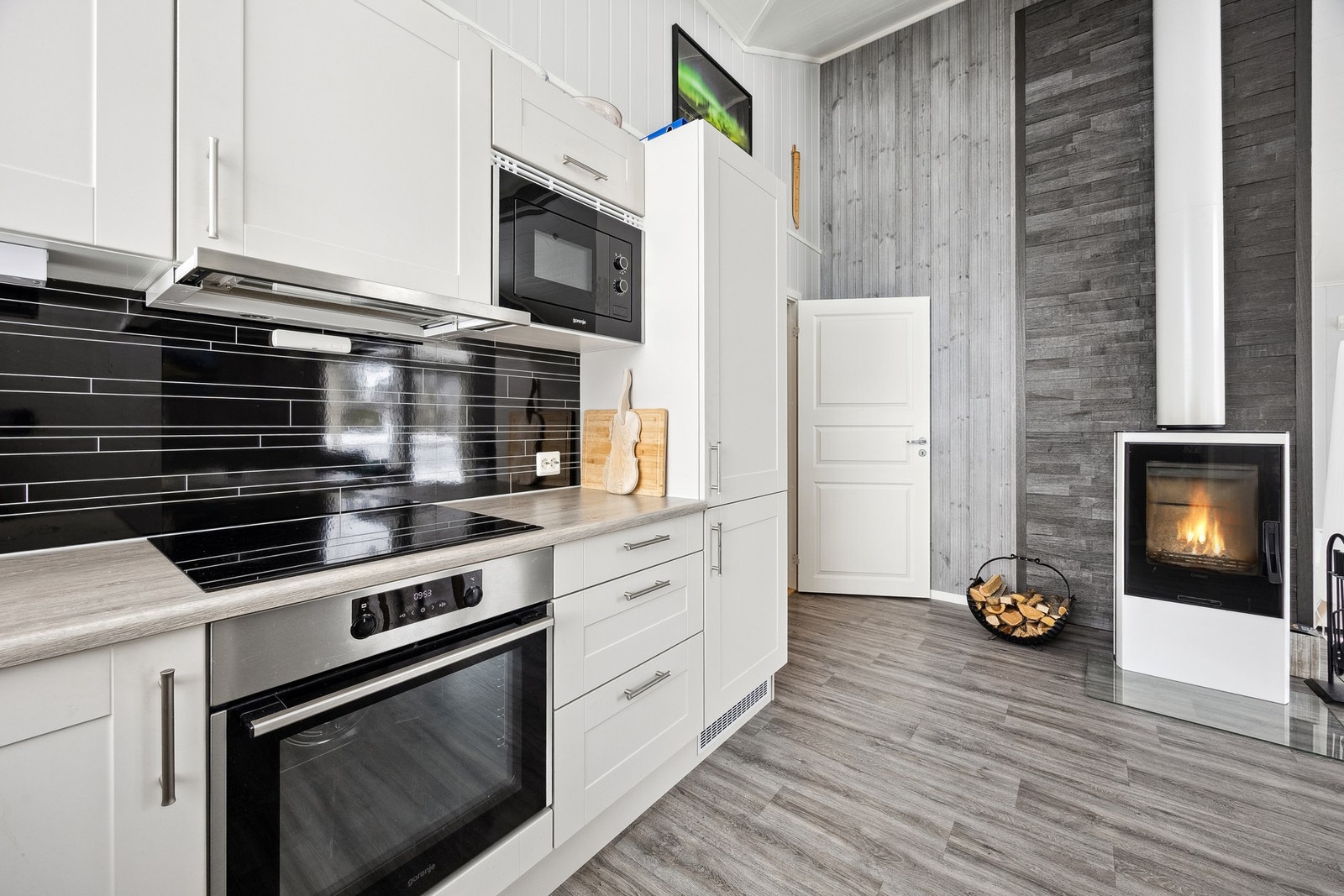 Det er integrert kjøl/fryseskap, oppvaskmaskin, platetopp, mikro og stekeovn Galleribilde