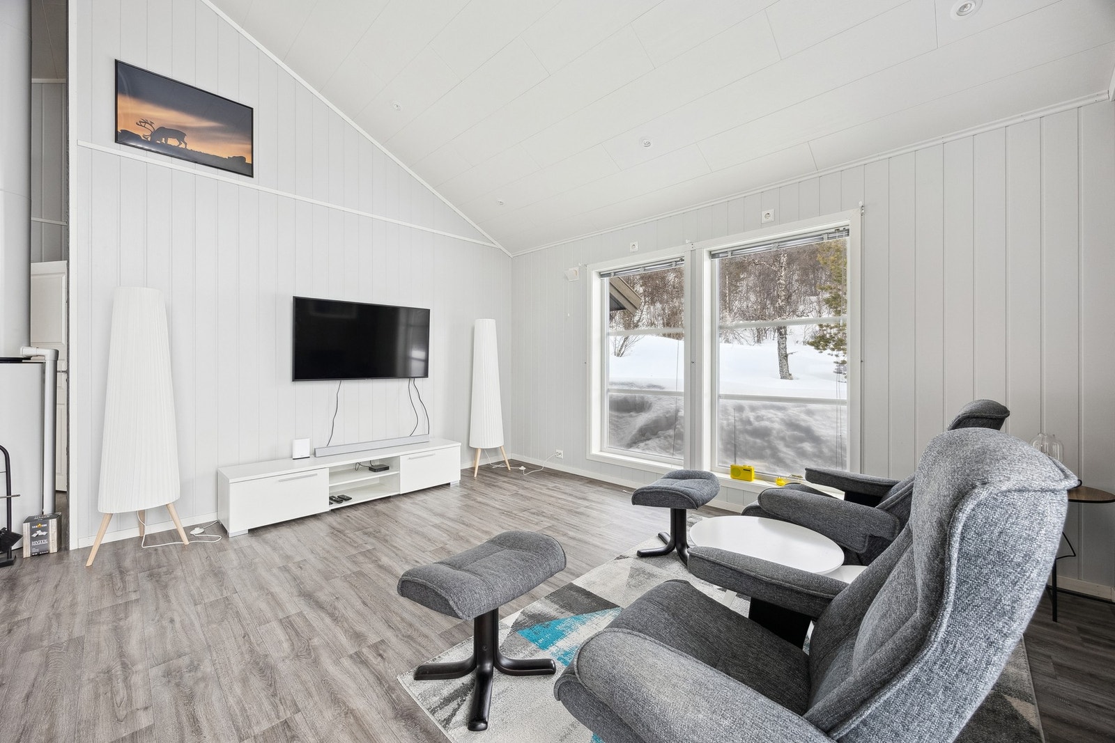 Store vinduer gir rikelig med naturlig lys i rommet Galleribilde