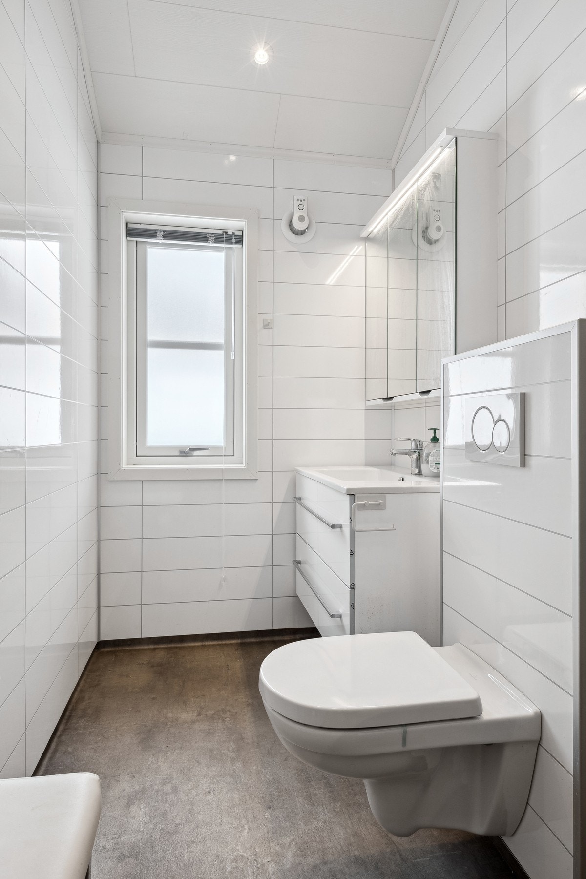 Badet er innredet med nedfelt servant, toalett, dusjkabinett og opplegg for vaskemaskin Galleribilde