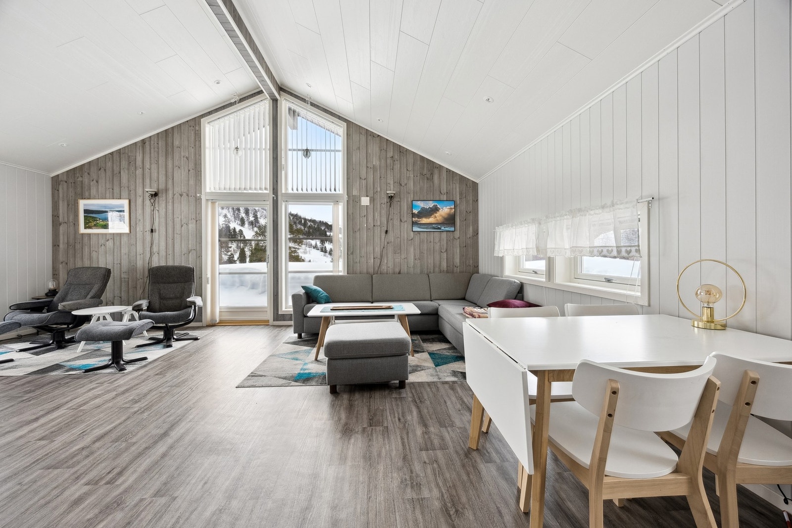 Lys og innbydende stue med god takhøyde Galleribilde