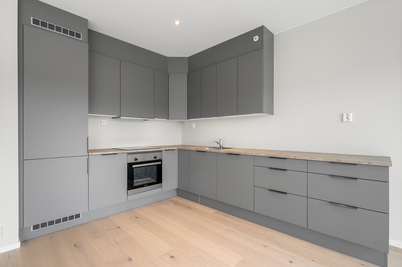 Pent kjøkken fra HTH med integrerte hvitevarer Galleribilde