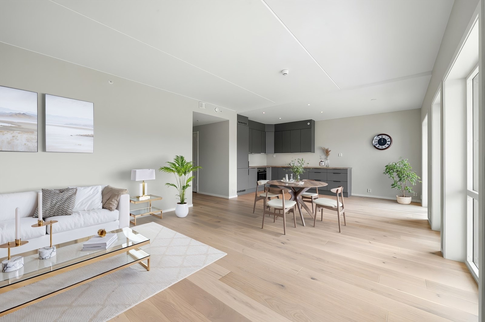 Lys og romslig stue med kjøkken i åpen løsning Galleribilde