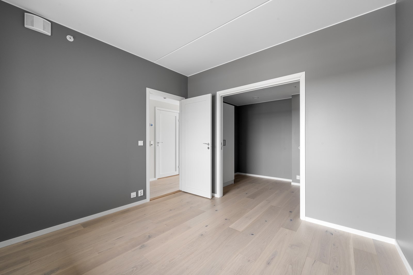 Hovedsoverom med stort omkledningsrom Galleribilde