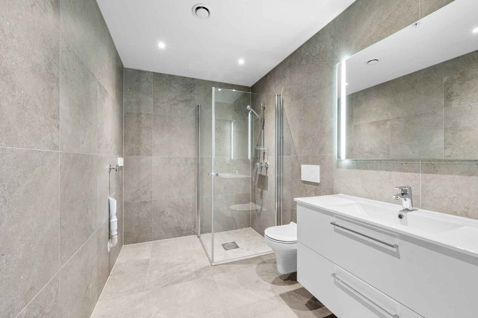 Bad/wc/vaskerom med fine fliser Galleribilde