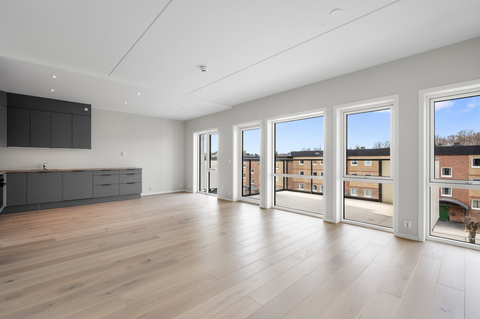 Lys og romslig stue med kjøkken i åpen løsning Galleribilde