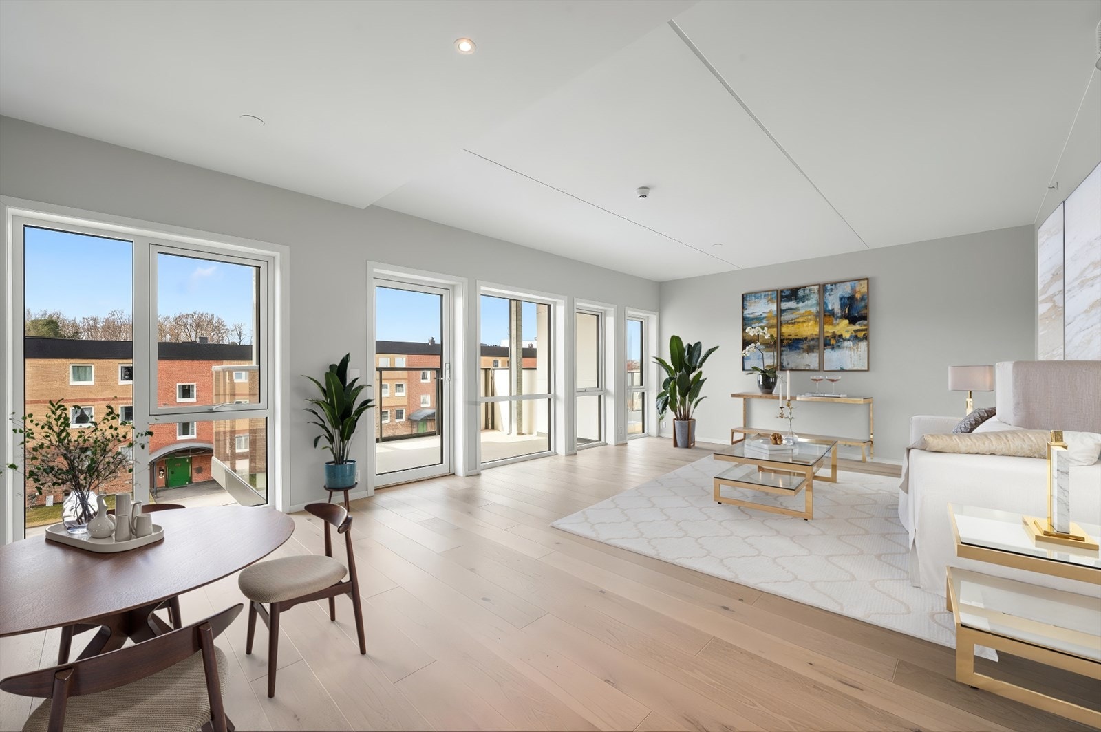 Lys og romslig stue med kjøkken i åpen løsning Galleribilde