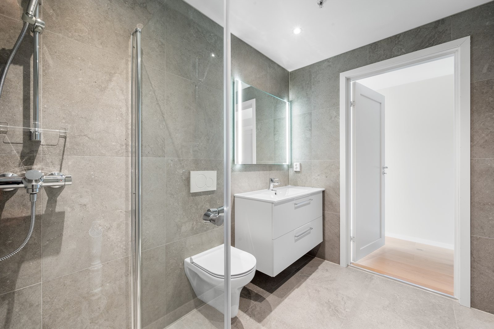 Bad/wc/vaskerom med fine fliser Galleribilde