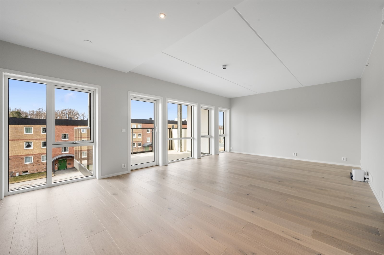 Lys og romslig stue med kjøkken i åpen løsning Galleribilde