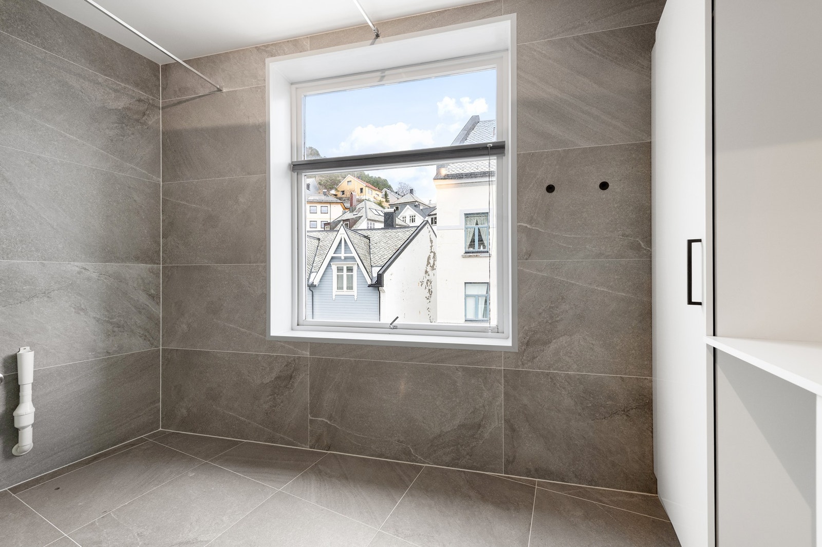 Smart løsning ved at en kan holde klesvasken adskilt fra badet Galleribilde