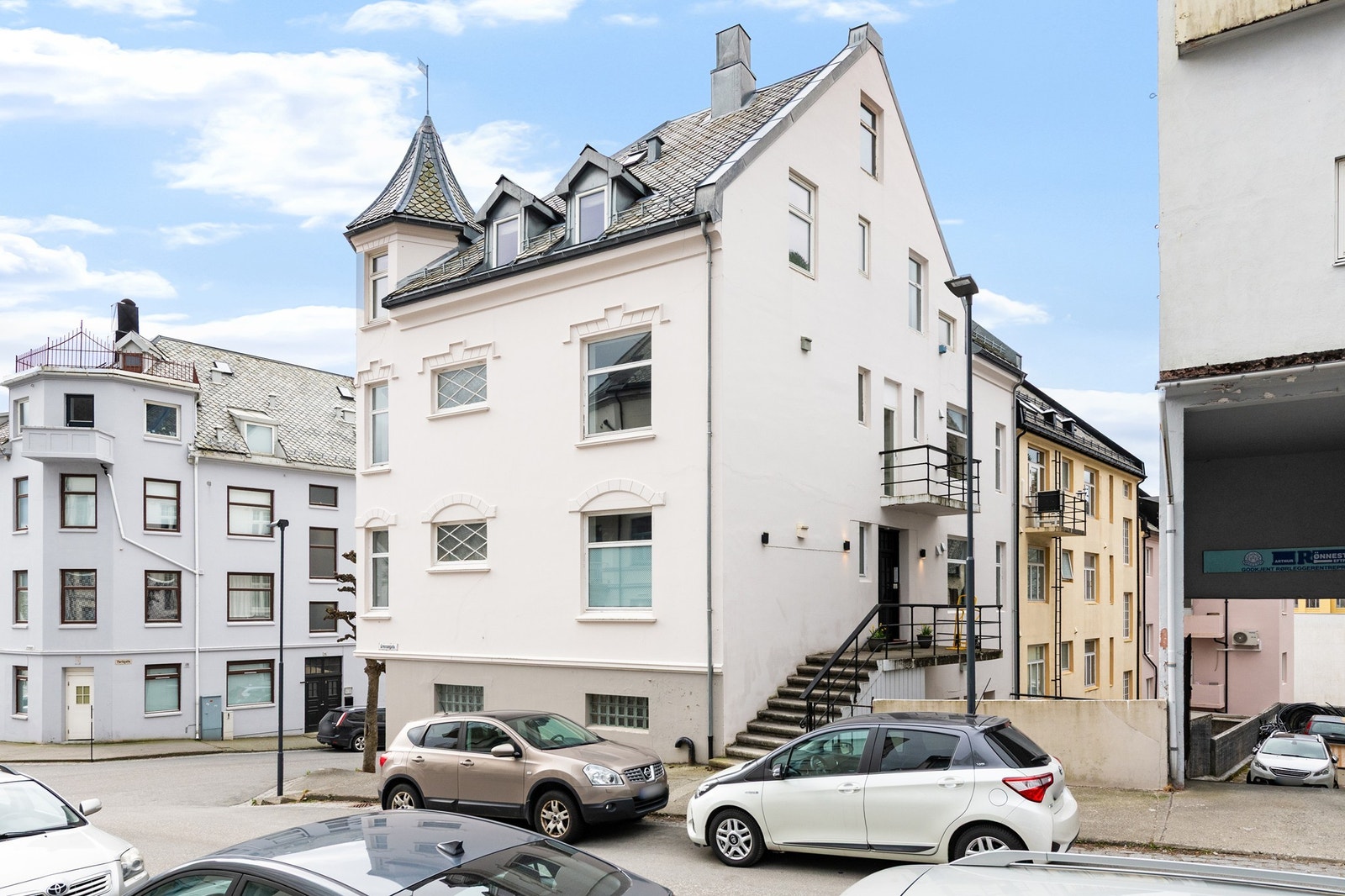 Her får du også umiddelbar nærhet til byparken og turområder på Aksla Galleribilde