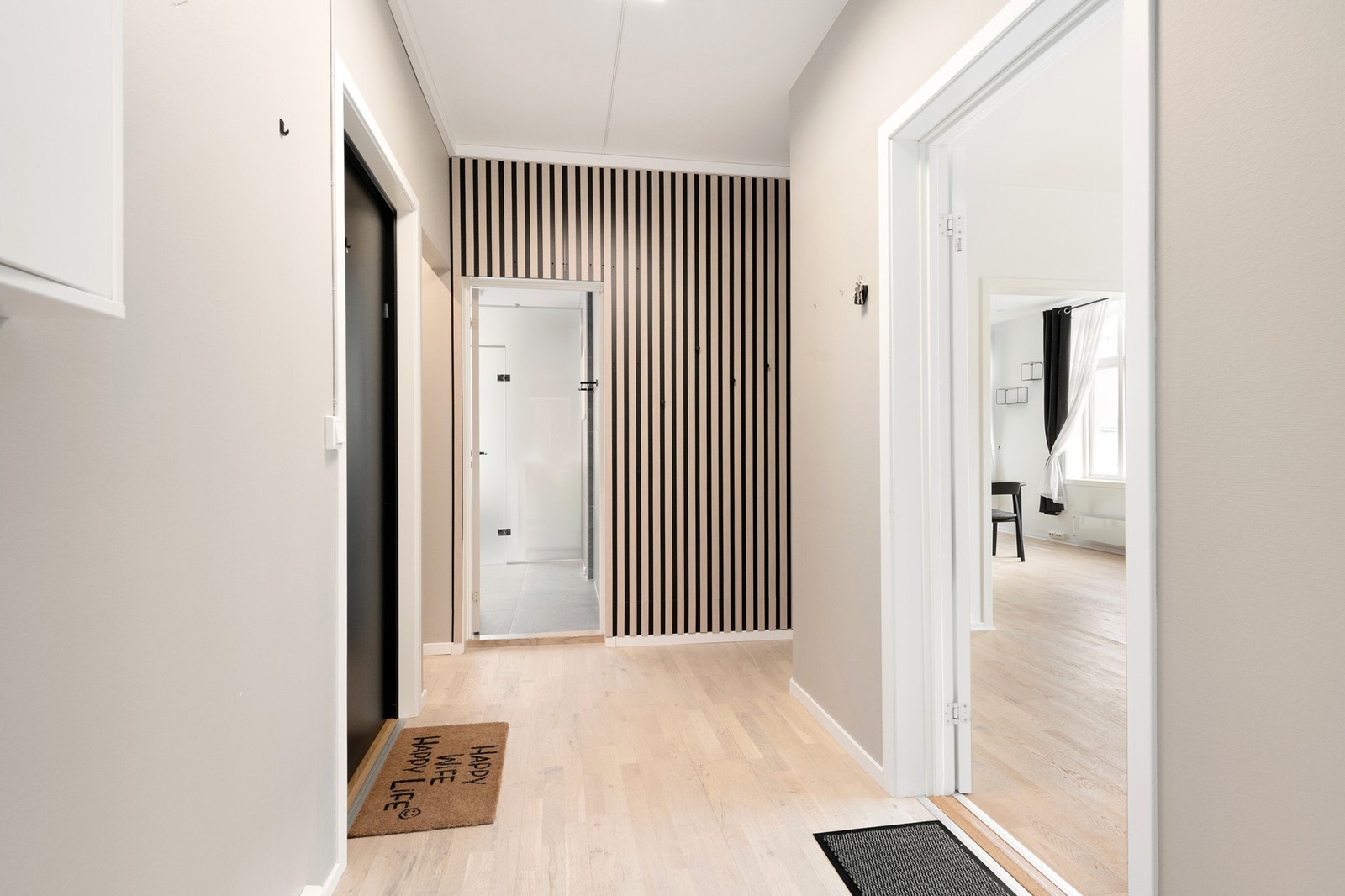 Romslig entré med lekker spilevegg Galleribilde