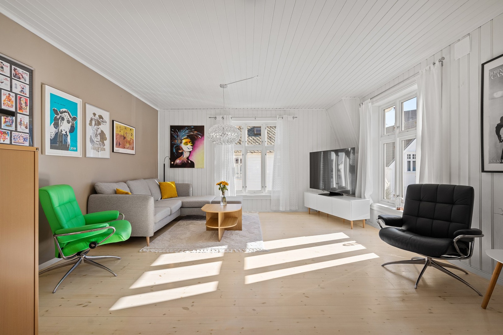 Stor åpen stue med ypperlige lysforhold Galleribilde