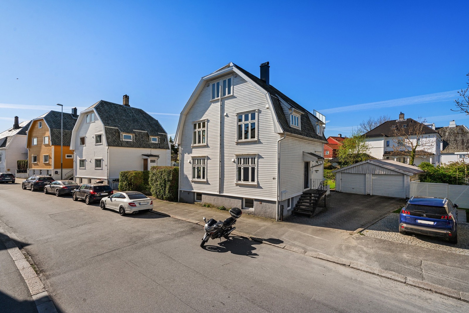 Gatemiljø, fasade og garasjebygg Galleribilde