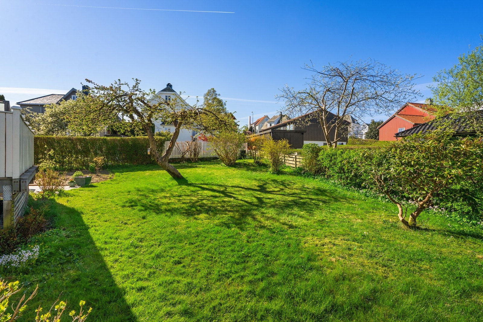 Denne delen av hagen har leiligheten eksklusiv bruksrett til Galleribilde
