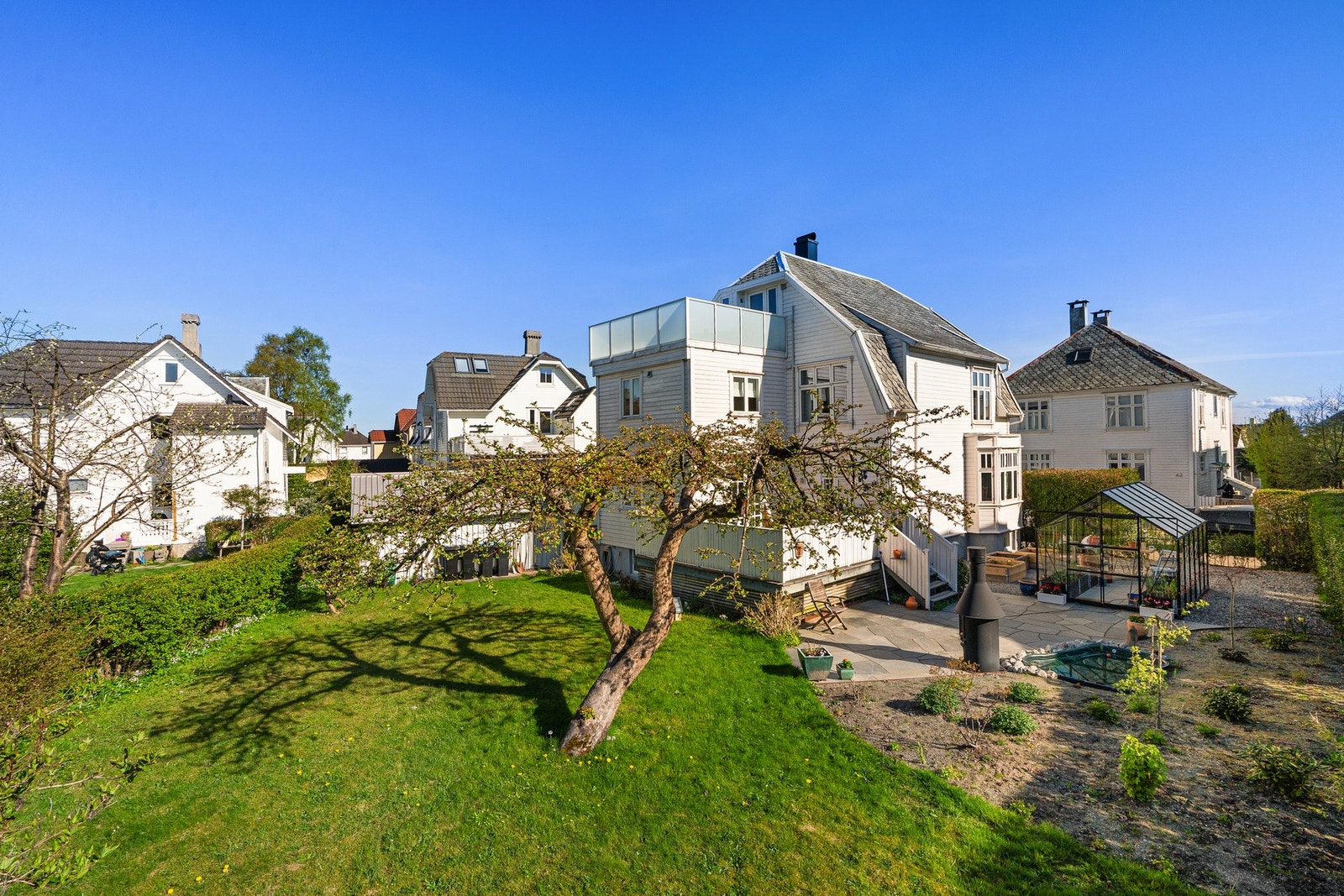 Velkommen til Nedstrandsgata 41 med solrik takterrasse og eplehage Galleribilde