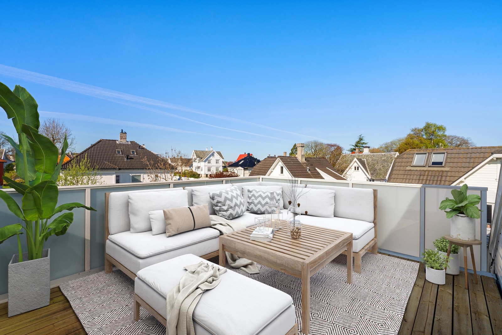 Takterrasse med fin utsikt og supre solfohold. KI møblert Galleribilde