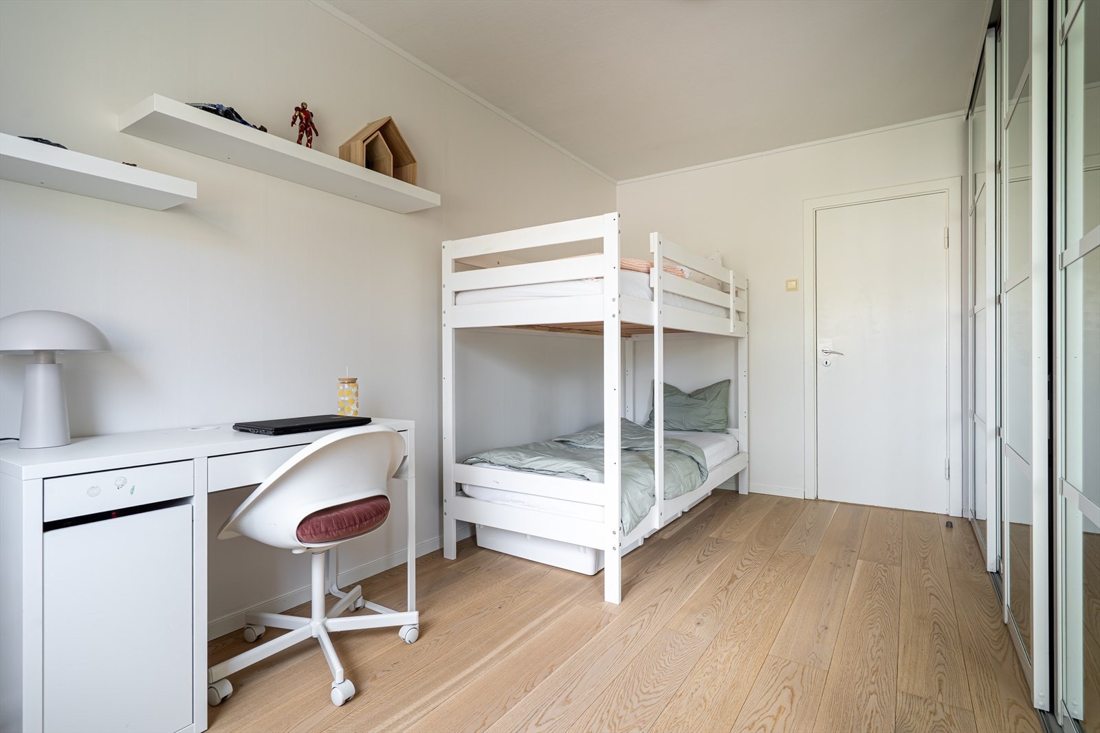 Det østvendte rommet har en stor skyvedørsgarderobe med speilfronter. Galleribilde